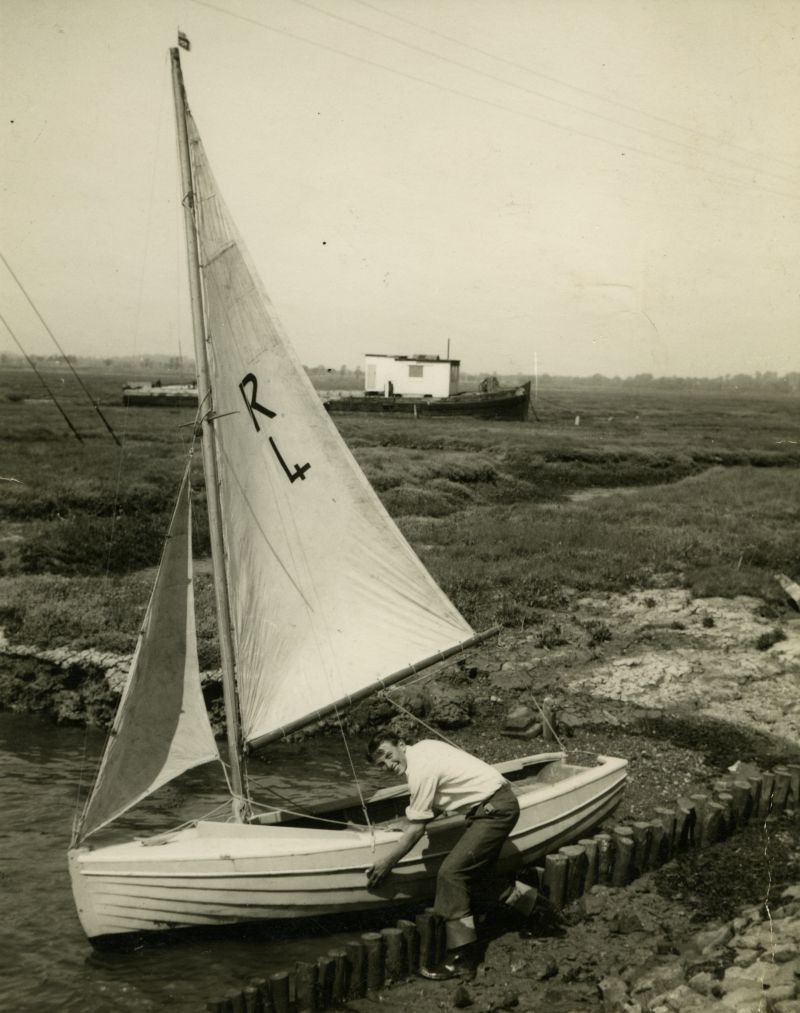  TOPSY 1953. At the Strood - barge VICTA in background.

From John Green photo album. Photograph by John Hadfield.

VICTA built 1874, Official No. 67085, formerly & CO. 
Cat1 Yachts and yachting-->Sail-->Small yachts / dinghies Cat2 Mersea-->Strood Cat3 Barges-->Pictures