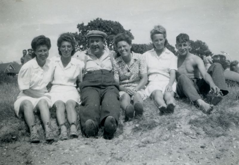  Land Girls. George 'Hoilly' Green with girls of Women's Land Army. Bottom of Fairhaven Avenue. Elsie & Doris lodged with David Green's parents. 
Cat1 War-->World War 2 Cat2 People-->Land Army Cat3 Families-->Green