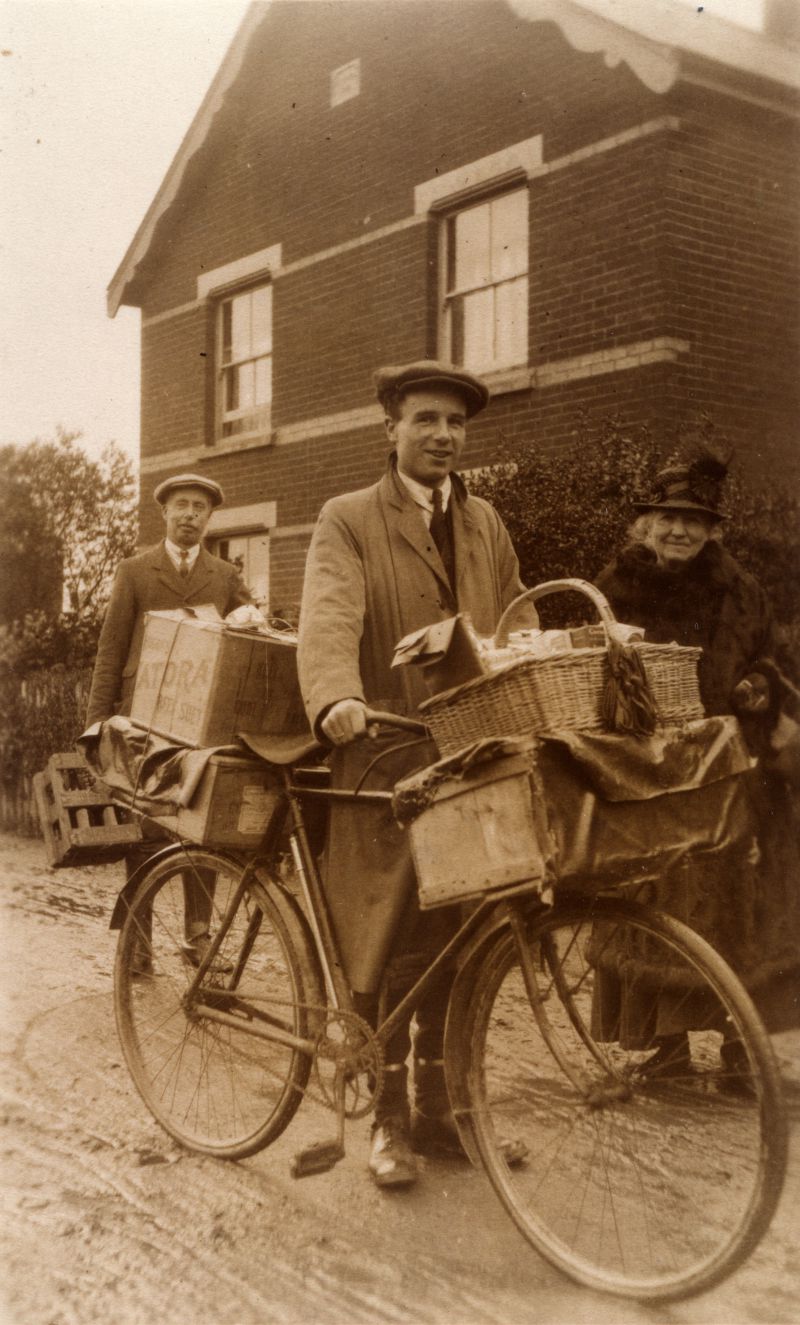  Claude Brand in the centre. Percy Rudlin on the left, and Mrs Hewes (Aunt Carrie ?) on the right. Captains Road. 
Cat1 Families-->Rudlin Cat2 Mersea-->Road Scenes Cat3 Families-->Hewes