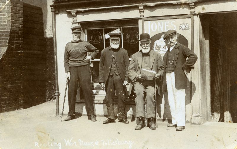  Reading War news at Tollesbury. Postcard.

Outside Proberts Shop in West Street.

L-R Mr Sams, Mr Crab, Mr Fell ex PC, Mr Standing. 
Cat1 Tollesbury-->People Cat2 Tollesbury-->Shops and Businesses