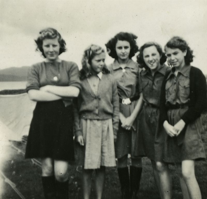  Girl Guides outing to Scotland. Keills Camp.

L-R 1. Brenda Whiting ( Diprose ), 2. Marie Pamment, 3. Pam Lee, 4. Margaret Underwood ( Gray ), 5. Barbara Vince (?). 
Cat1 Girl Guides