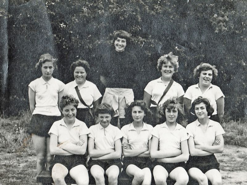  Netball or Rounders team at West Mersea School 1957 - 1958. 

Back row: Wendy Stubbings, Marlene Fletcher, Shirley Ward (Teacher). Christine Russell, Georgie Neal.

Front: Angela Gant, Anne Knight, June Campbell, Sheila Slowgrove and Valdora Hewes. 
Cat1 Mersea-->Schools-->Pictures Cat2 People-->Sport