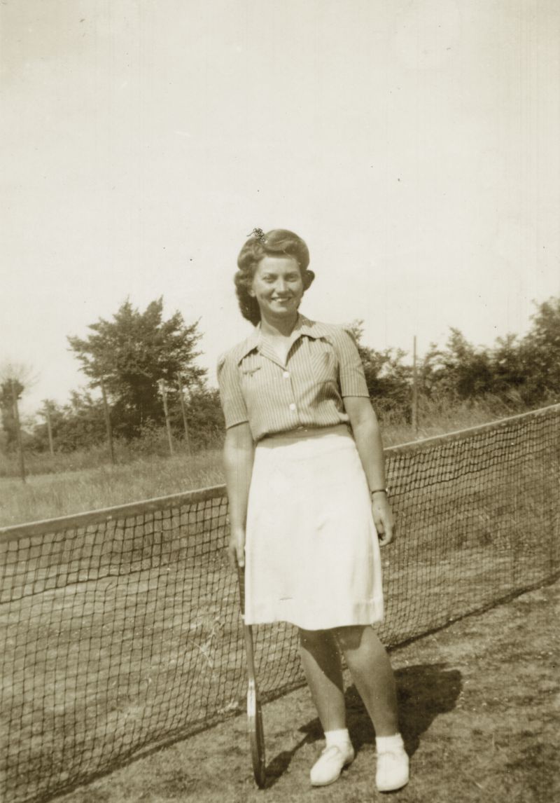 ID AN02_007_001 Tennis court - Joan Pullen