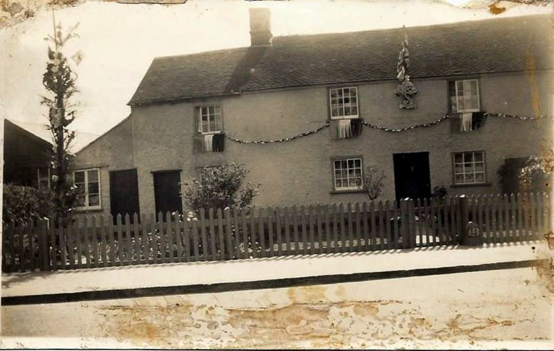  Fountain Cottages, Queens Corner, West Mersea. An early photograph. 

Marjorie and John Hamilton-Peters bought the right hand two cottages and made them into one in 1953. 
Cat1 Mersea-->Buildings