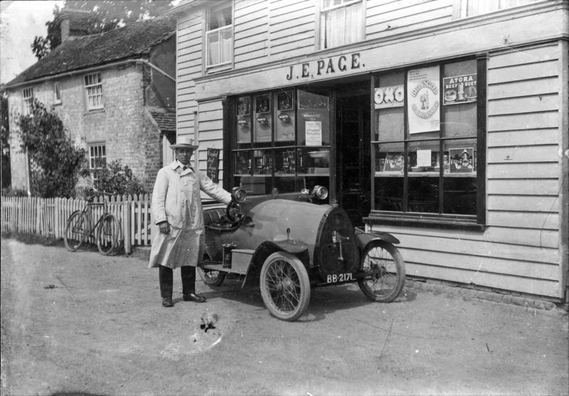  Peldon Village Shop J.E. Page. Next door to the shop is Sunnyview, later replaced with Beaver's Lodge.


Car registration BB2171. 
Cat1 Places-->Peldon-->Shops and Businesses Cat2 [Display on front screen]