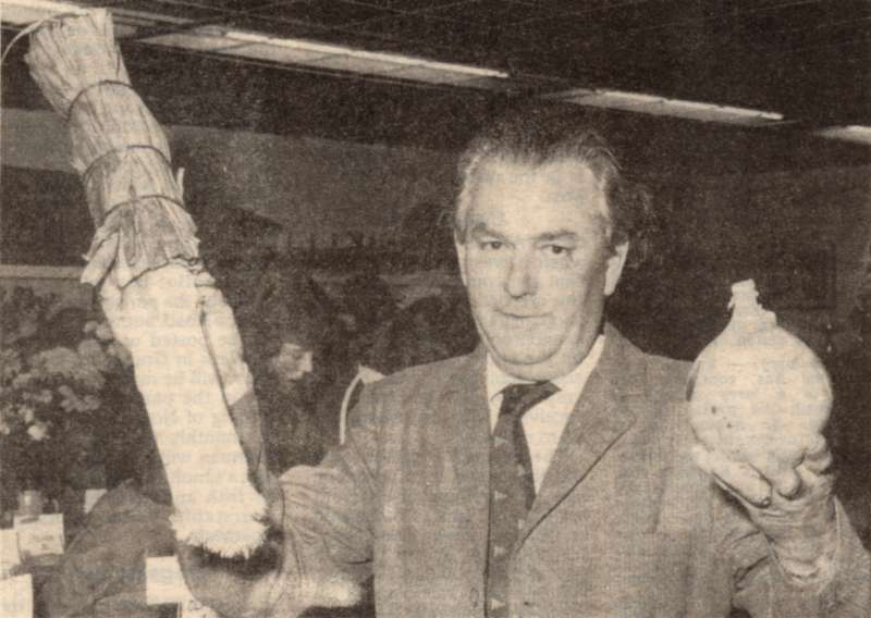  Reg D'Wit of Windsor Road shows examples of his magnificent leeks and onions which won him prizes at the Mersea Island Horticultural Society show.

From West Mersea Council Cuttings Book 9 - loose cuttings 
Cat1 Museum-->Papers-->West Mersea Council Cat2 Families-->D'Wit