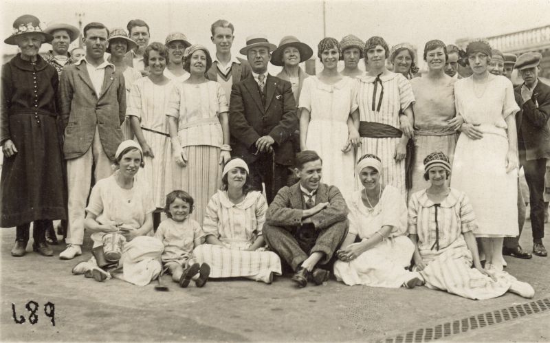  Frank Hutton picture - Frank in the centre. Photo from The Photo Man, Clacton Pier. 
Cat1 Birch-->People