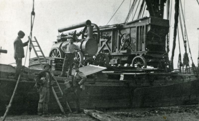  HADLEIGH CASTLE 1912 loading threshing tackle Barling Quay to deliver on Potton Island. James Walton on deck (left hand). From H Smith, High Street, Great Wakering 
Cat1 [Not Set] Cat2 Barges-->Pictures