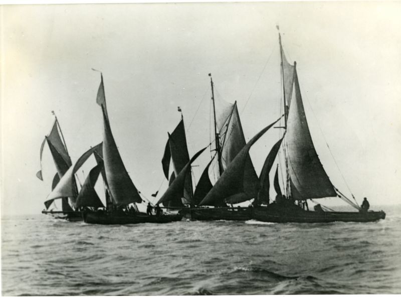 ID BF66_001_025_001 Spirited bawleys racing in a Leigh Regatta. Picture used in Smacks and Bawleys, ...