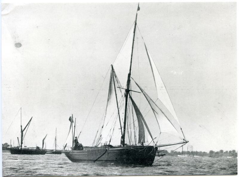  Spritsail barge yacht FRANCIS under sail, built 1909 by John Howard & Sons, Maldon.

Used in Barges page 105. 
Cat1 Yachts and yachting-->Sail-->Larger Cat2 Barges-->Pictures