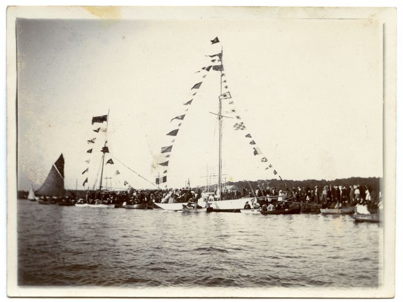 ID BF70_001_010_001 Rowhedge Regatta. Yachts and spectators on Wivenhoe Wall. Pre 1914