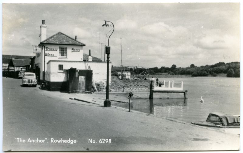 ID BF71_001_019_002 Postcard The Anchor, Rowhedge. No. 6298. Trumans wines and beers. Distant ...