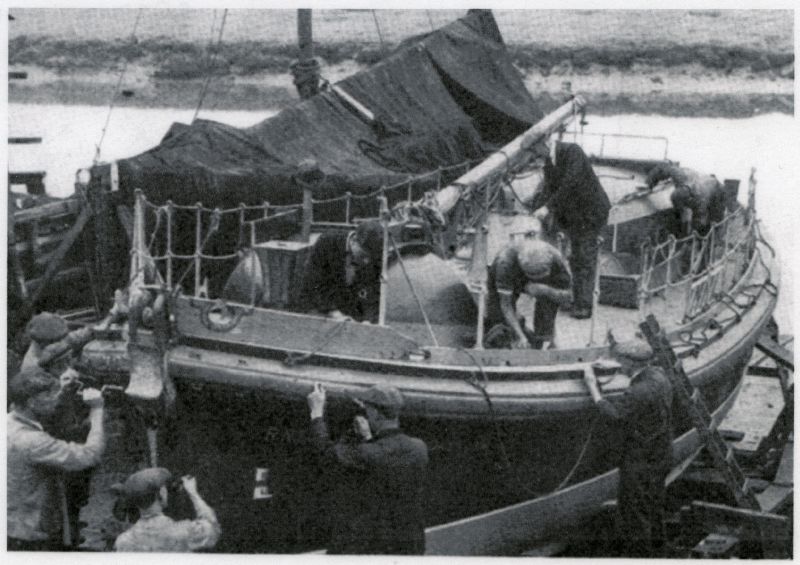 ID BF72_001_018_001 Rowhedge --- men working on RNLI lifeboat.
<br>Laminated photograph