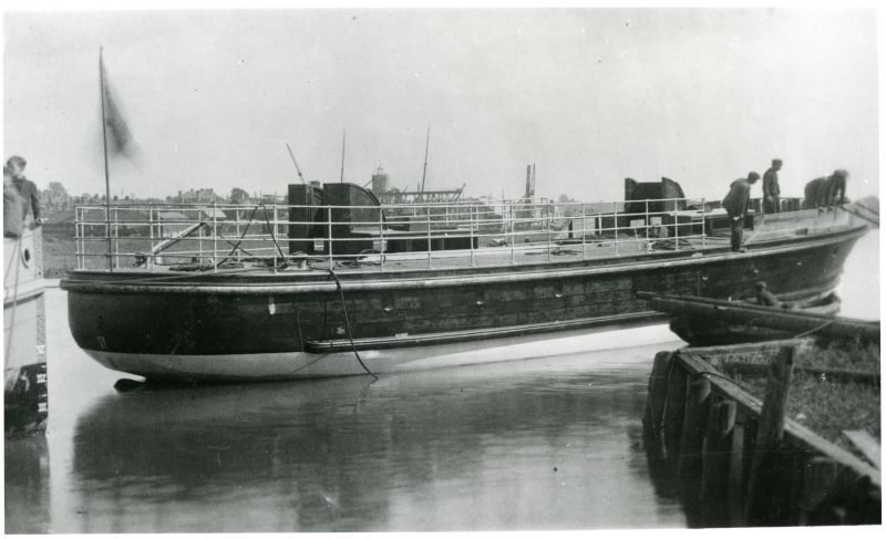 ID BF72_001_031_001 Rowhedge Ironworks Ship No. 326 wood passenger ferry BRIGHTLINGSEA 1925. ...