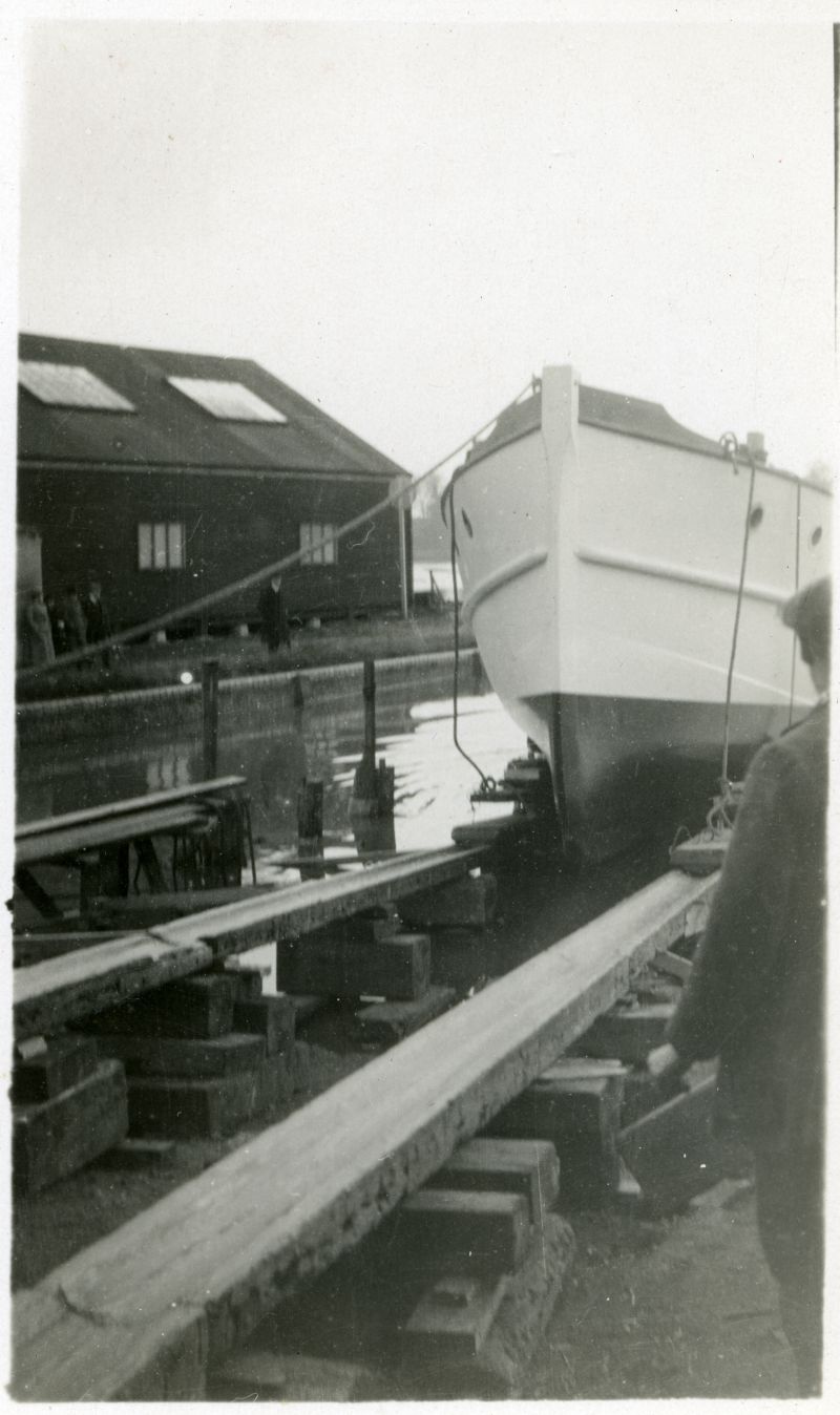 ID BF73_001_149_006 Husk's boatyard Wivenhoe. Launch of motor cruiser