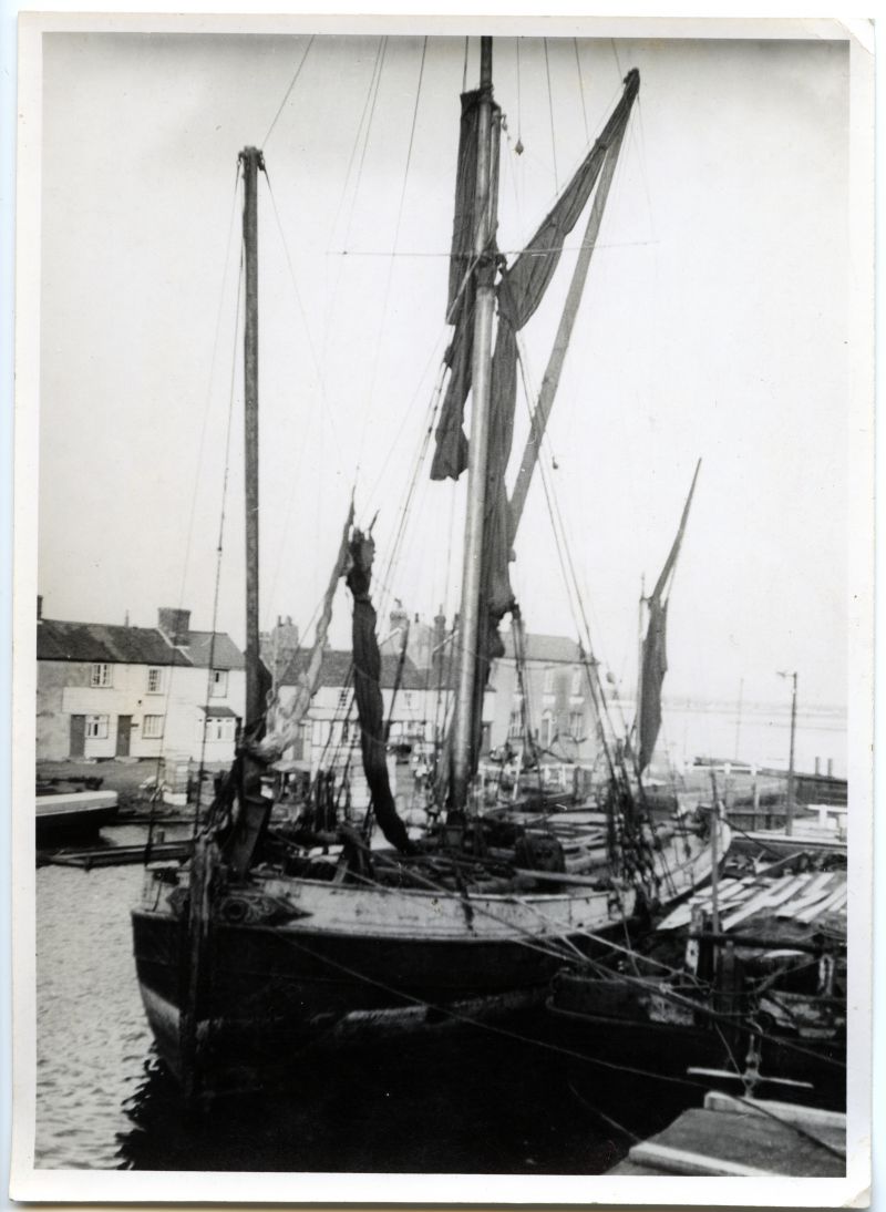  Sailing barge EDITH MAY at Heybridge Basin. 
Cat1 Barges-->Pictures Cat2 Places-->Heybridge
