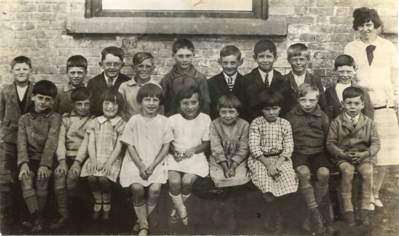 Birch School 1927 or 1928.
Teacher unknown.
Back row L-R 1. Ronald Borley, 2. Cecil Cansdale, 3. Roland Bond, 4. Neville Green, 5. Clark, 6. Taylor, 7. Taylor, 8. Alf Pentney, 9.
Front row 1. Ernie Norton, 2. Jimmy Norfolk, 3. Rose Howard, 4. Joyce Playle, 5. Ivy Taylor, 6. Syble Taylor, 7., 8. Percy Moore, 9. George Bell.
Photograph 14. Birch School 1927 or 1928.
Teacher unknown.
Back row L-R 1. Ronald Borley, 2. Cecil Cansdale, 3. Roland Bond, 4. Neville Green, 5. Clark, 6. Taylor, 7. Taylor, 8. Alf Pentney, 9.
Front row 1. Ernie Norton, 2. Jimmy Norfolk, 3. Rose Howard, 4. Joyce Playle, 5. Ivy Taylor, 6. Syble Taylor, 7., 8. Percy Moore, 9. George Bell.
Photograph 14.
Cat1 Birch-->School