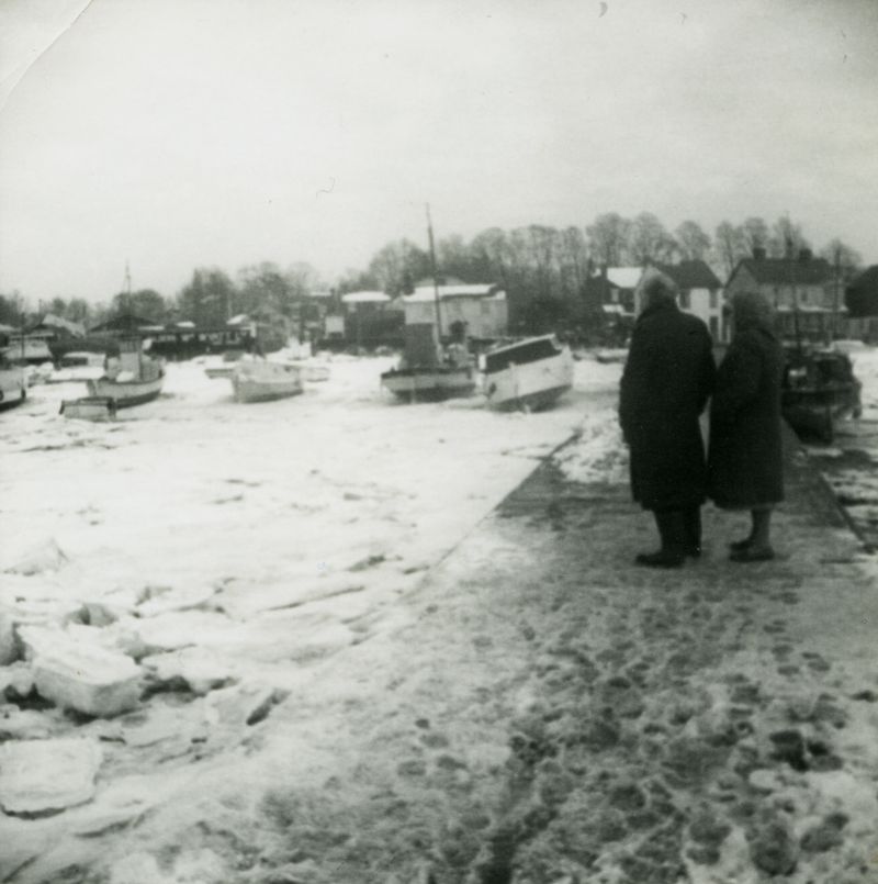  The Causeway in the hard winter of 1963. 
Cat1 Weather Cat2 Mersea-->Old City & the Hard