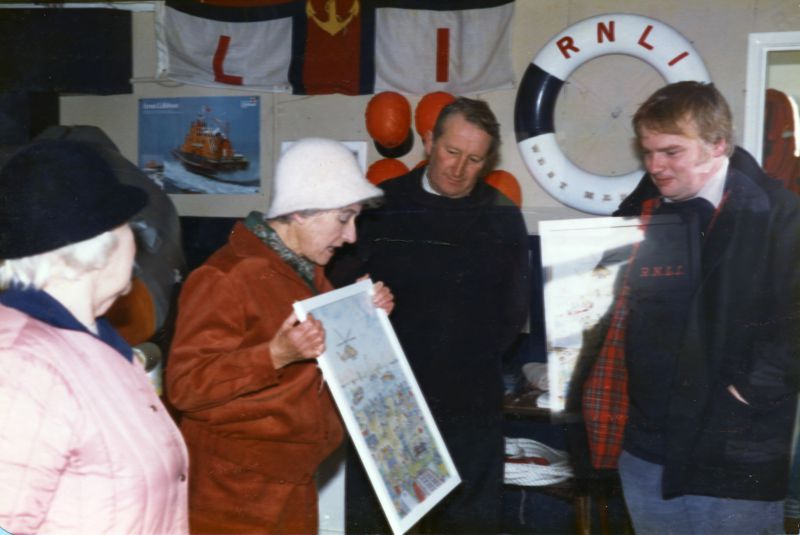  West Mersea Lifeboat - presentation of painting by Karen Saxby. To the right of her are Diggle Haward and Richard Taylor.


Karen was known for her paintings of local families and organisations. She was born 23 March 1909 and died 31 December 1984. 
Cat1 Mersea-->Lifeboat-->Pictures