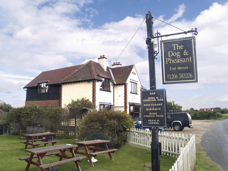  Dog and Pheasant Public House, East Mersea. 
Cat1 Mersea-->Pubs