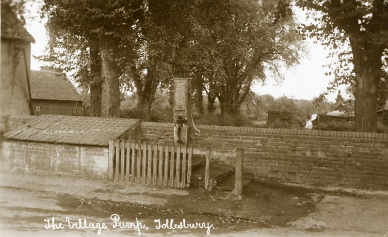  The Village Pump, Tollesbury. Postcard. 
Cat1 Tollesbury-->Road Scenes
