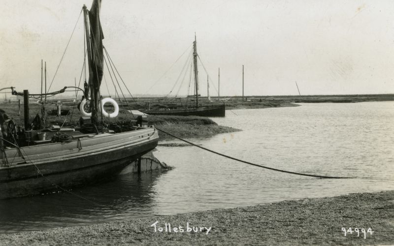  Tollesbury - barge LORD WARDEN. Postcard 94994 mailed 6 August 1931. Smack in the distance is CK200. 
Cat1 Tollesbury-->Woodrolfe Cat2 Barges-->Pictures