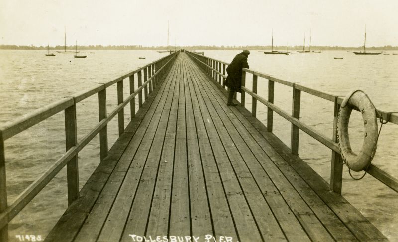 Click to Slide Show


 Tollesbury Pier. Postcard 71485 mailed 29 April 1922. 
Cat1 Tollesbury-->River Blackwater
