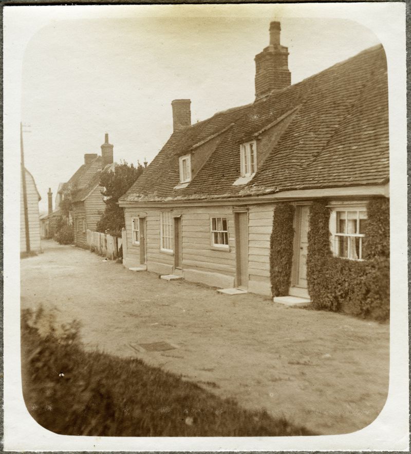  Cottages in The Lane, West Mersea. The cottages at the right hand end had once been the Ship public house. The cottages were demolished and the City Hall built on the site about 1930. 
Cat1 Mersea-->Old City & the Hard Cat2 Mersea-->Buildings