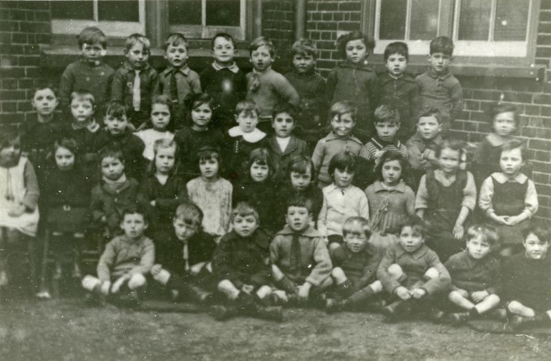  School group.

Back row L-R 1. Vic Hewes, 2. Len Chatters, 3. Sid Burgess, 4. Francis Smith, 5. Ron Chatters ?, 6. Vincent Thorp, 7. Bert Mussett, 8. Violet Mole.

3rd row 1. Sidney Humm, 2. Harold Burgess, 3. ?, 4. Doris Atkins, 5. Edith Cranfield, 6. George Hillaby 6. Frank Lee, 7. Douglas Moore, 8. Eric French, 9. Fred Garrad, 10. Jean Wass

2nd row 1. Dorothy Pullen, 2. G. ...
Cat1 Mersea-->Schools-->Pictures Cat2 Families-->Green Cat3 Families-->Mussett Cat4 Families-->Pullen
