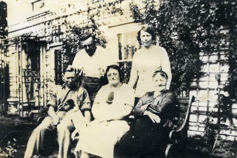  Back Edward Martin, Rose Martin

Front 'Ted' Martin (son of Edward), Aunt Nance, Grandmother Mrs MalYon (?). 
Cat1 People-->Other