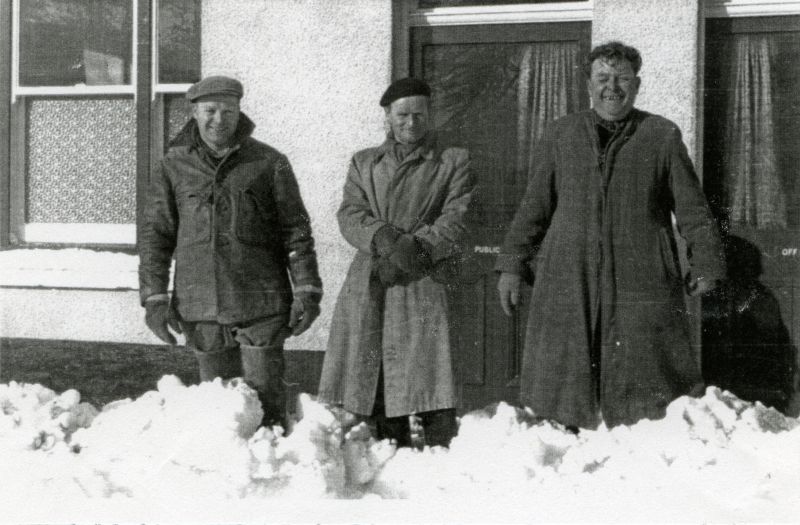 Outside the White Hart after 12 of snow in 1958.

Ron Pamment, George Milgate, Cyril 'Lizzie' Green.

From Album 5. 
Cat1 Mersea-->Pubs Cat2 Weather Cat3 Families-->Green