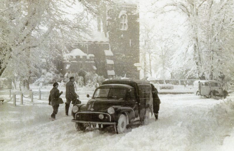  1958 a very bad winter. Morris Minor struggling in the snow outside the White Hart.
Nathan 'Din' Hoy and his son Hossy.

From Album 5. 
Cat1 Weather Cat2 Mersea-->Road Scenes Cat3 Museum-->DisplayPhotos Cat4 Families-->Hoy