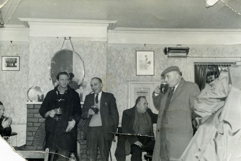  The Public Bar at the Fountain Pub. The pub was run by Major 'Pom' and Dorrie Aldous. 

L-R Maurice Jay, Derek Whitelock, John Dixon, 'Hoilly Green, Maurice Fletcher.

From Album 8. 
Cat1 Families-->Green Cat2 Mersea-->Pubs