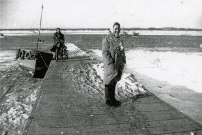  Peter French and Beryl Milgate - on the Causeway during the Big Freeze of 1963.

From Album 10. 
Cat1 Weather Cat2 Mersea-->Old City & the Hard Cat3 Families-->French