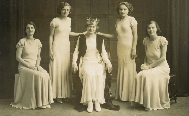  1934 Carnival Beauty Queen and Maids of Honour Thelma Mitchelson, Miss I. Pegg, Mary Pullen, Mary Smith, Mrs Zimmerman (Stella Mole). 
Cat1 Mersea-->Regatta-->Pictures Cat2 Families-->Mole