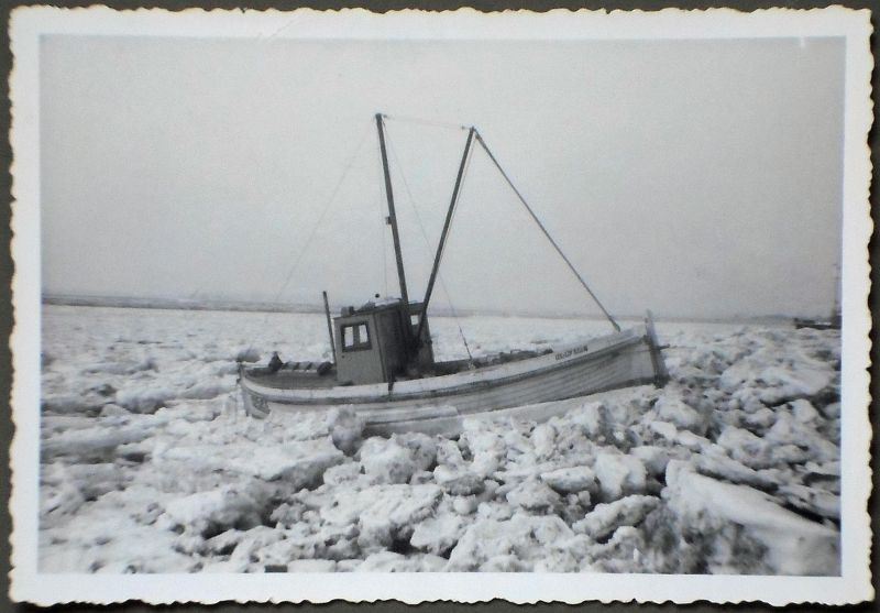  NONAME in Strood Channel in the hard winter of 1962-63. 
Cat1 Weather Cat2 Ships and Boats-->Working