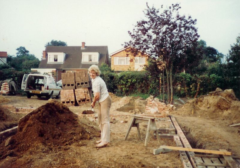 Builder Wendy Green at work on No. 52, Seaview Avenue. 
Cat1 Families-->Green Cat2 Mersea-->Buildings