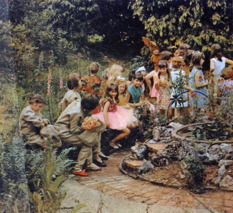  Goldilocks and The Three Bears, produced by Felicity Armstrong.

Felicity ran a ballet class on a Friday at the village hall in Birch which you paid a fee to go to. She then ran a production of Goldilocks & the three bears in the school gardens. It wasn't particularly linked to the school. [Susan Millatt]

Sitting L-R the Three Bears then, 4. Andria Taylor (pink dress), 5. Lynne ...
Cat1 Birch-->School