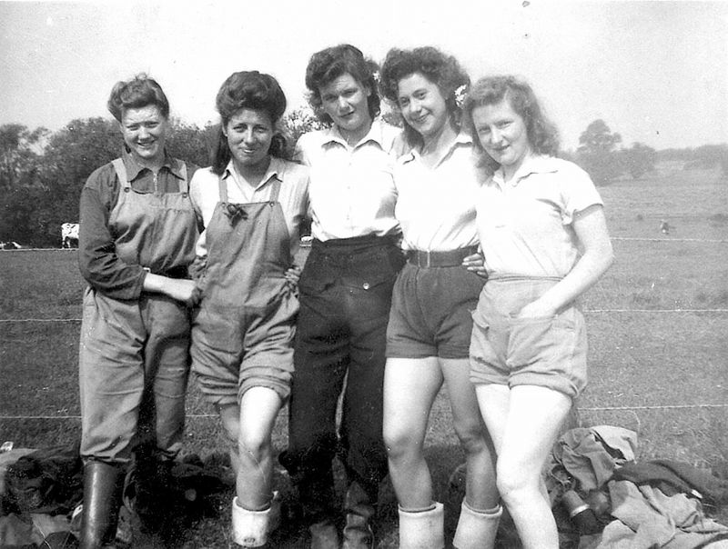  Land Girls at Nazeing in a variety of working clothes. Mary, Joan, Dorren, Mac, Peggy 
Cat1 People-->Land Army Cat2 Museum-->DisplayPhotos