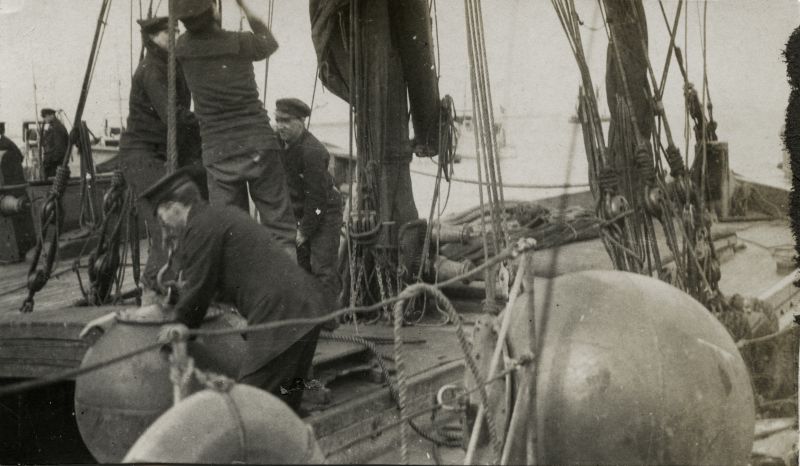  Loading up mines - onto a Naval vessel from a sailing barge. Photo from Ronnie Hone ? 
Cat1 War-->World War 1 Cat2 Barges-->Pictures