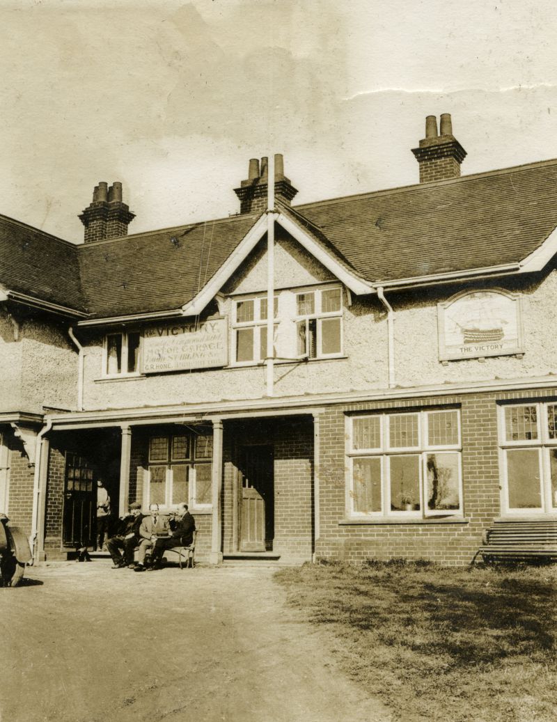 The Victory Hotel in the 1920s when run by G.R. 'Ronnie' Hone. 
Cat1 Mersea-->Pubs