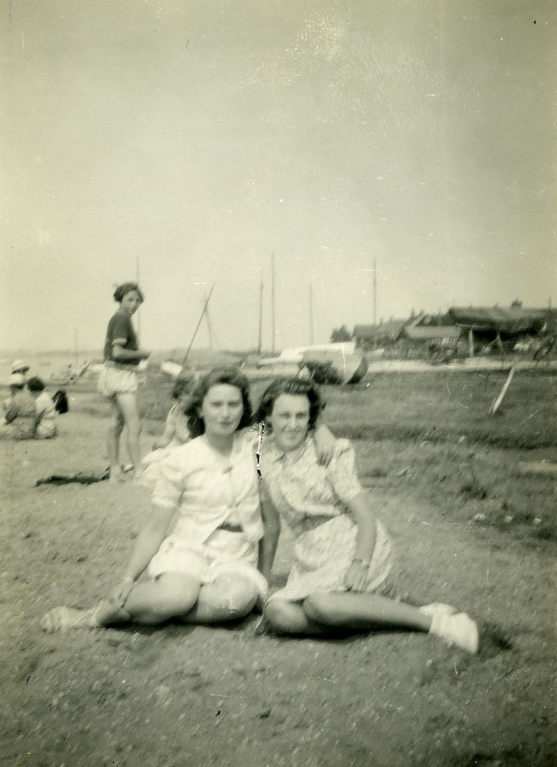 Click to Pause Slide Show


 West Mersea Hard. Joan Pullen on the left and Winifred Joan Mussett on the right. This was the only beach available during WW2. 
Cat1 Families-->Pullen Cat2 Mersea-->Old City & the Hard