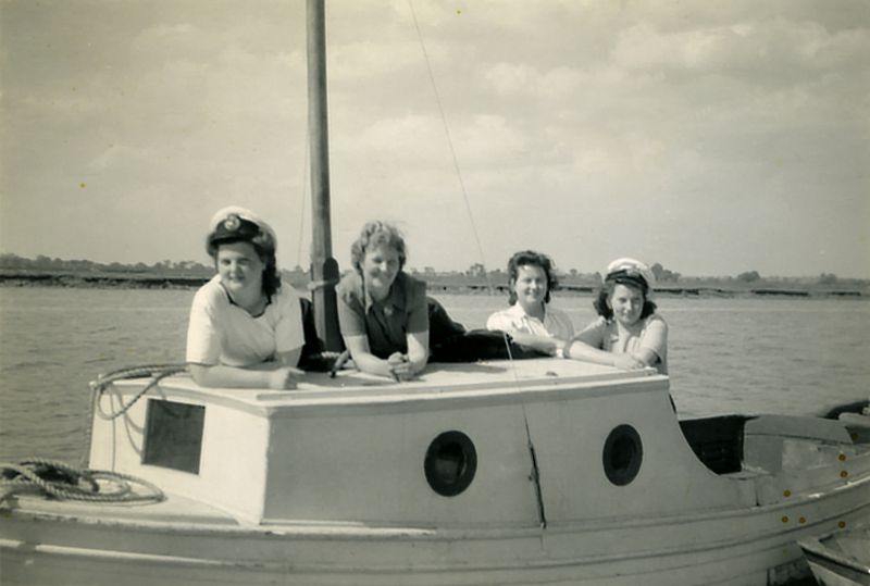  Trip to Ray Island ? Paula Wormell left. Joan Pullen right [RG]. 
Cat1 Families-->Pullen