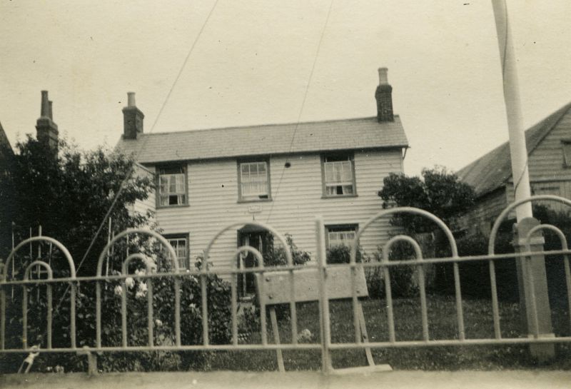  Riverside House, Coast Road


Stoker / Brown family pictures - Album 7 
Cat1 Families-->Stoker / Brown Cat2 Mersea-->Buildings Cat3 Mersea-->Old City & the Hard