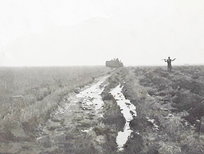 Click to Slide Show


 Wet Harvest 1958 at New Hall, Little Wigborough, Far Feldys. The Fowler crawler tractor is in the centre. Bernie Ratcliffe with the fork across his shoulders is on the right. 
Cat1 Farming Cat2 Places-->Wigborough