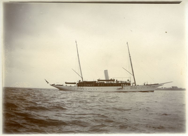  Unidentified steam yacht 
Cat1 Yachts and yachting-->Steam