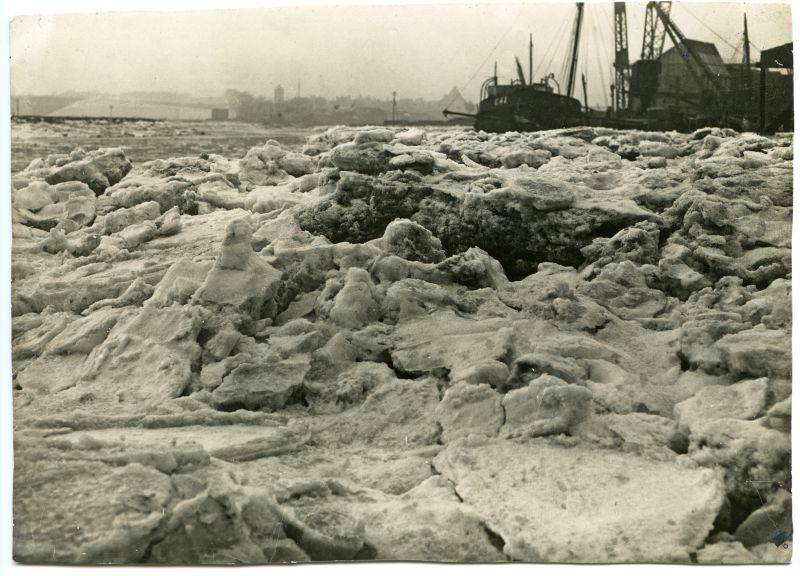 Click to Pause Slide Show


 The year the creek froze from Brightlingsea to Wivenhoe. [DW]

The frozen River Colne at Wivenhoe, February 1929. The tidal east-coast rivers will freeze during severe winters such as those of 1929, 1940, 1947 and 1962. At first ice forms on the tide's edge, floating off as small floes with the flood, growing larger after a few days and several strandings, filling the river and creeks with ...
Cat1 Places-->Wivenhoe-->Town Cat2 Places-->Colne Cat3 Places-->Wivenhoe-->Shipyards Cat4 Weather