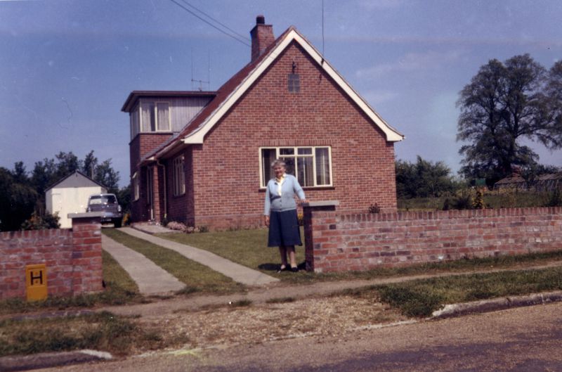 Click to Pause Slide Show


 Emily Pullen outside Beeches, now 26 Victory Road. Number 22 next door, where the Ward family eventually lived, is yet to be built. 
Cat1 Families-->Pullen Cat2 Families-->Green Cat3 Mersea-->Buildings