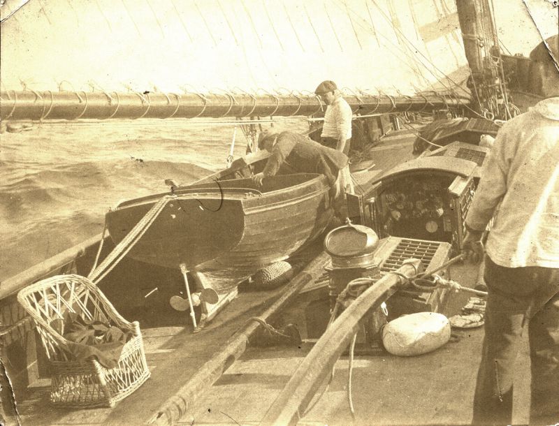  HOTSPUR 1914 
Cat1 Yachts and yachting-->Sail-->Hotspur Cat2 Mersea-->Houseboats