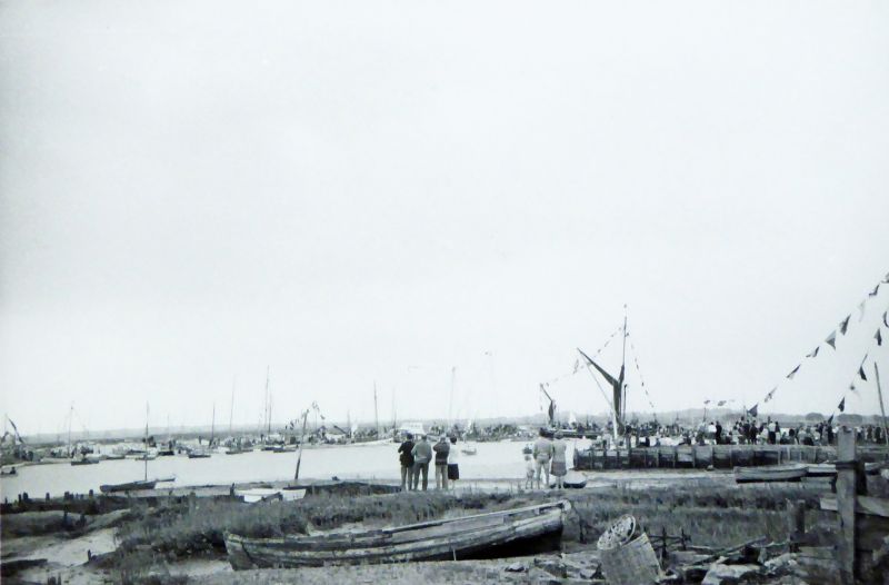  West Mersea Town Regatta in the 1950s. The Committee Boat is thought to be the barge MARJORIE which would date it to the early 1960s. The oyster basket right foreground suggests this is in the period when 'Ports' were coming in.

Photograph loaned by Dorothy Shephard. 
Cat1 Mersea-->Regatta-->Pictures